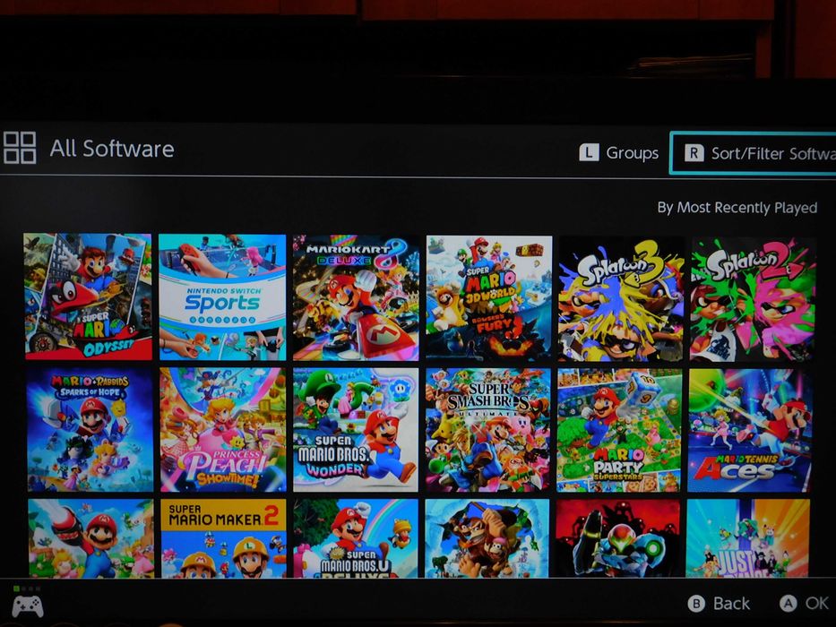 Consolă Nintendo Switch + 18 jocuri originale pe suport fizic (18 carduri) + accesorii complete