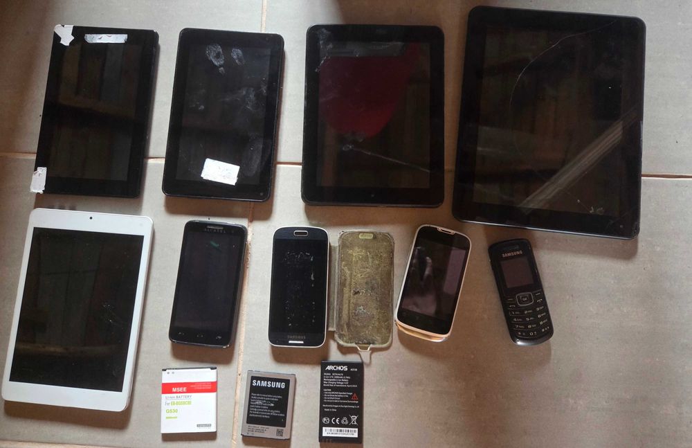 lot 5 tablete, 4 telefoane si 3 baterii -  pentru piese