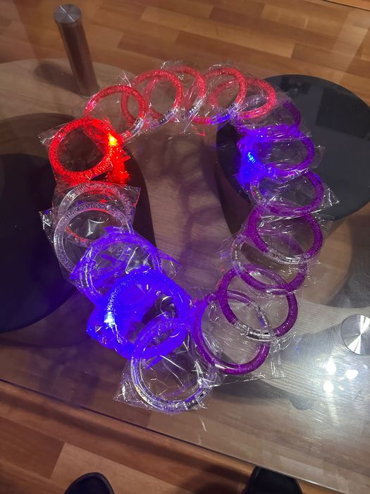 Пластмасови ,кръгли,светещи гривни за ръка