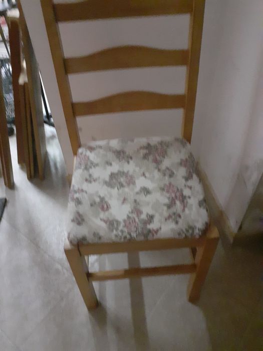 Кухненски шкафове от дърво масив и маса със столове запазени