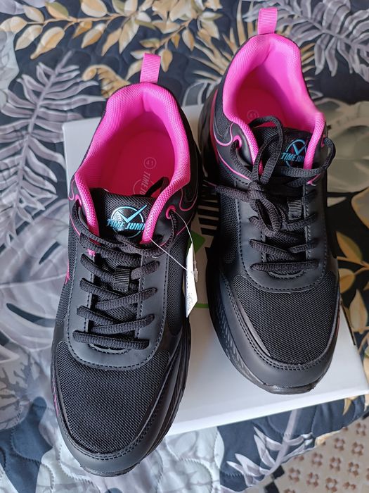 Кроссовки женские