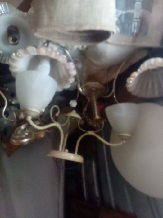 Срочно продам люстры, бра, светильники