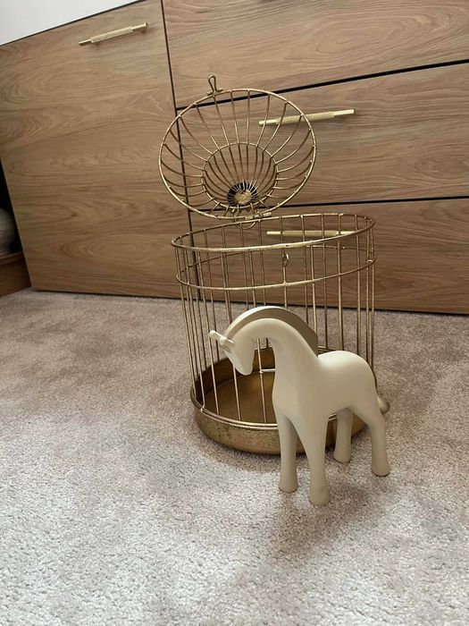 Декоративна клетка с кон