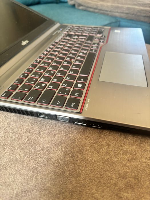 Fujitsu siemens Proceosr i7-6600u• 12gb ram ddr4• SSS 256g • 15,6”