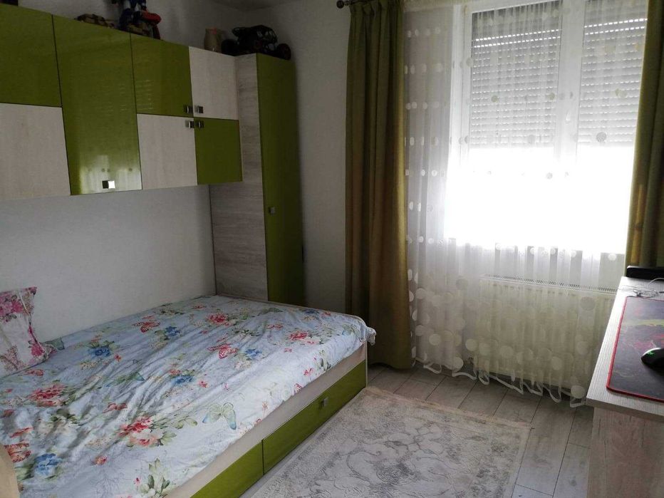 Inchiriez apartament cu 3 camere.