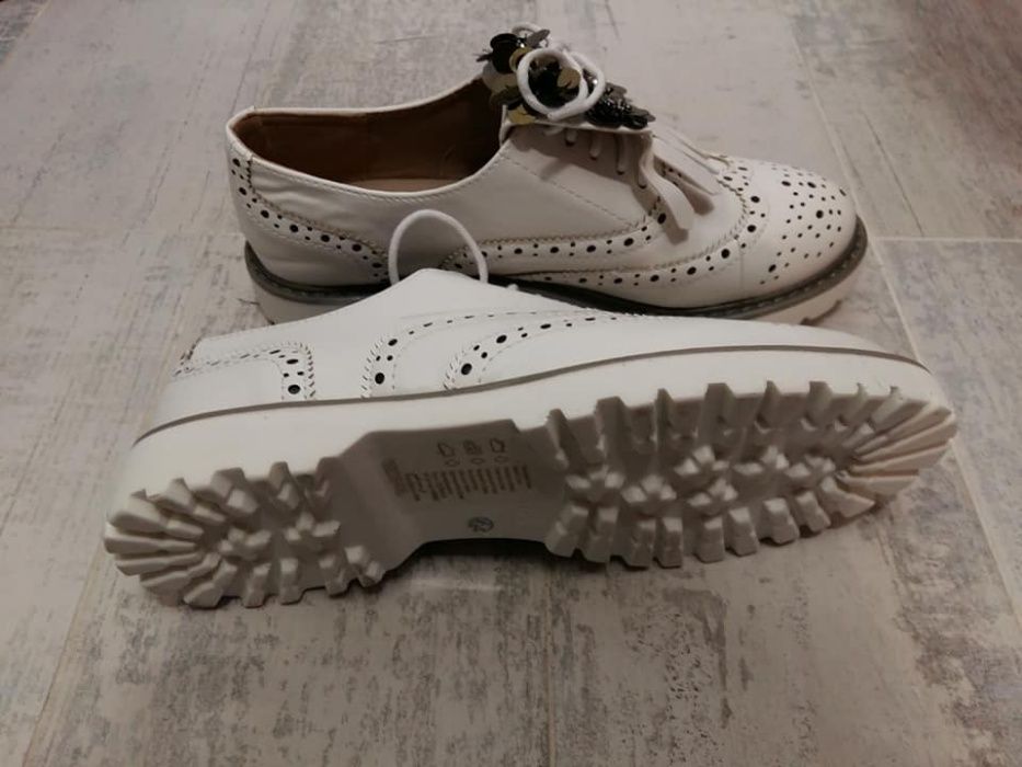 Бели обувки от еко кожа