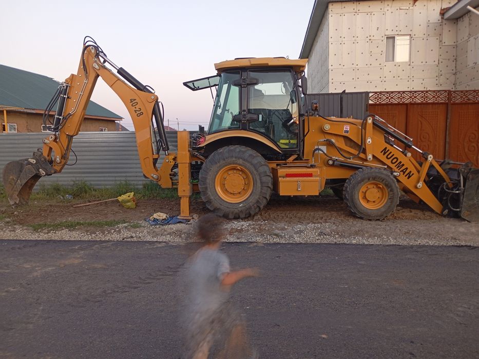 Продам экскаватор погрузчик три в одном