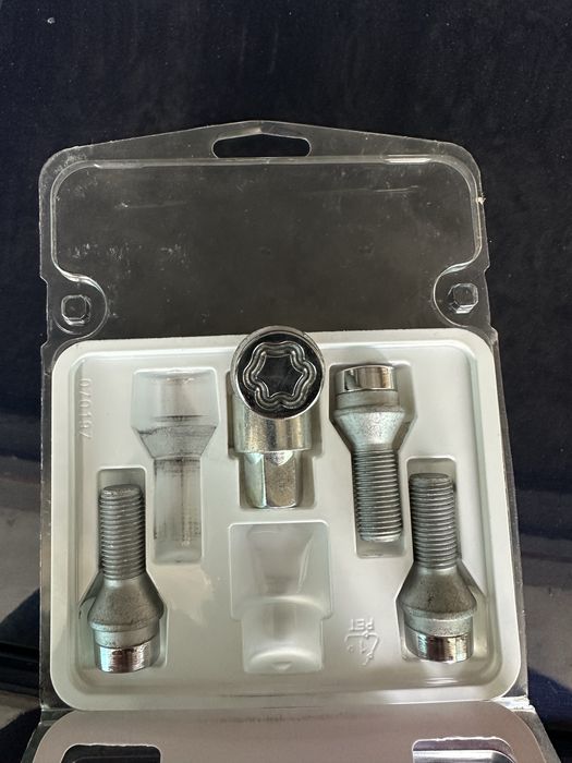 Комплект чисто нови Секретни болтове McGard M14x1.5
