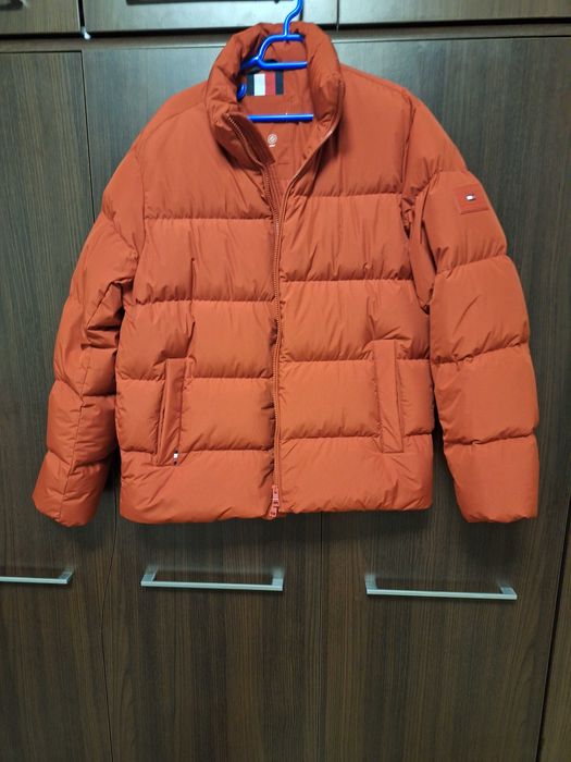 Vand geaca de iarna Tommy Hilfiger,nou nouta.