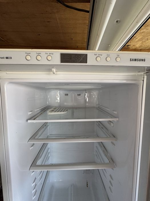 Продавам хладилник Samsung