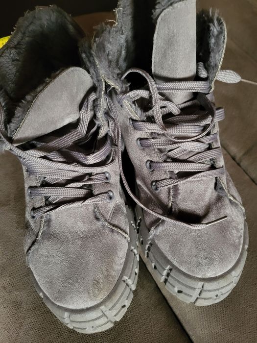 Ghete scurte, gri, căptușite cu blană