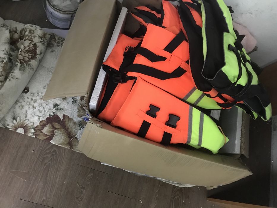 Спасательный жилет продам 8 штук недорого