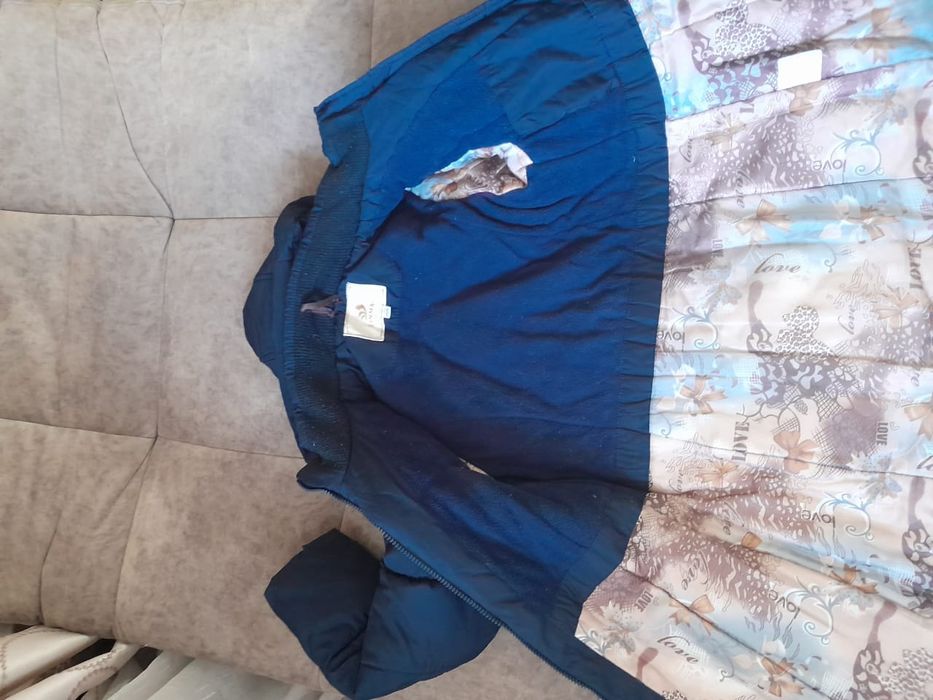 Продам 2 куртки розовую и синию для девочек