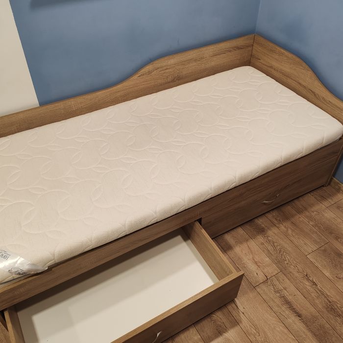 Легло с матрак и чекмеджета