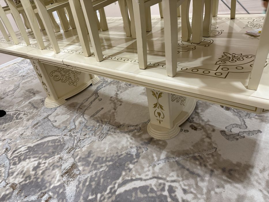 Продается стол в зал