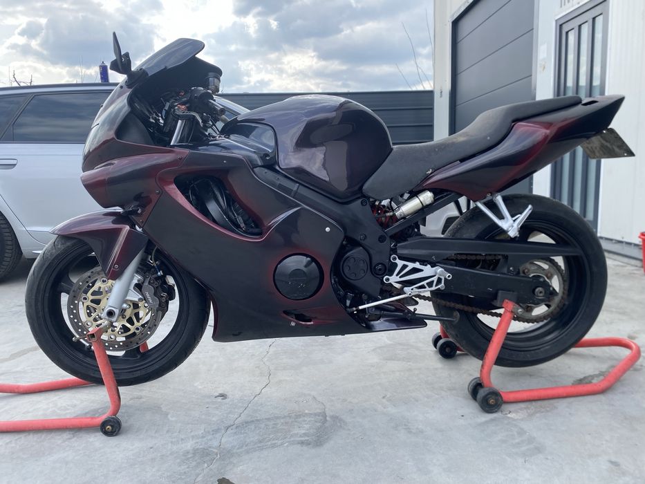 Vând honda cbr f4