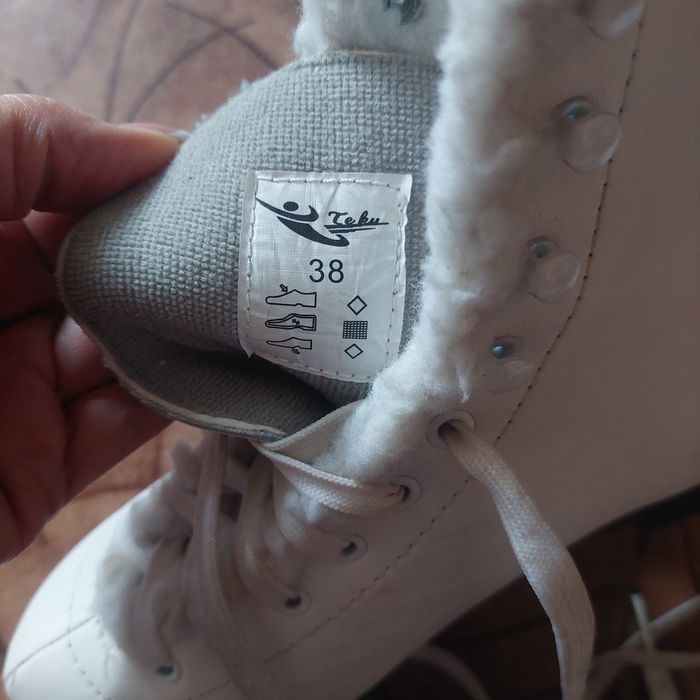 Продам коньки женские 38 р