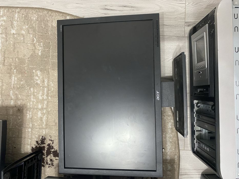Vand si separat si cu toate la un pret 3 monitoare si 2 unitati .