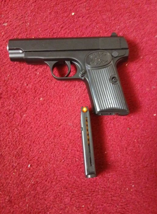 Игрушечный пневматический пистолет