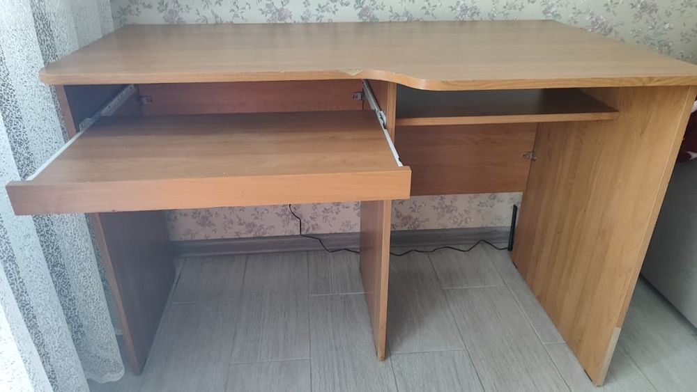 Продам компьютерный стол