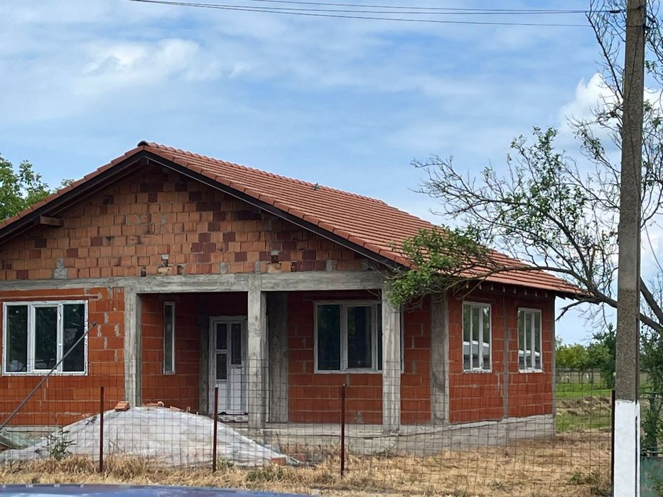 Casa de vanzare in rosu