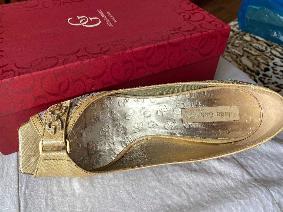 Продам нарядные женские туфли