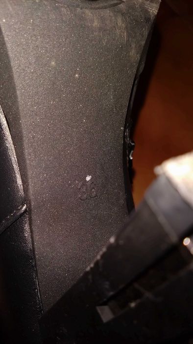 Черни боти с ток