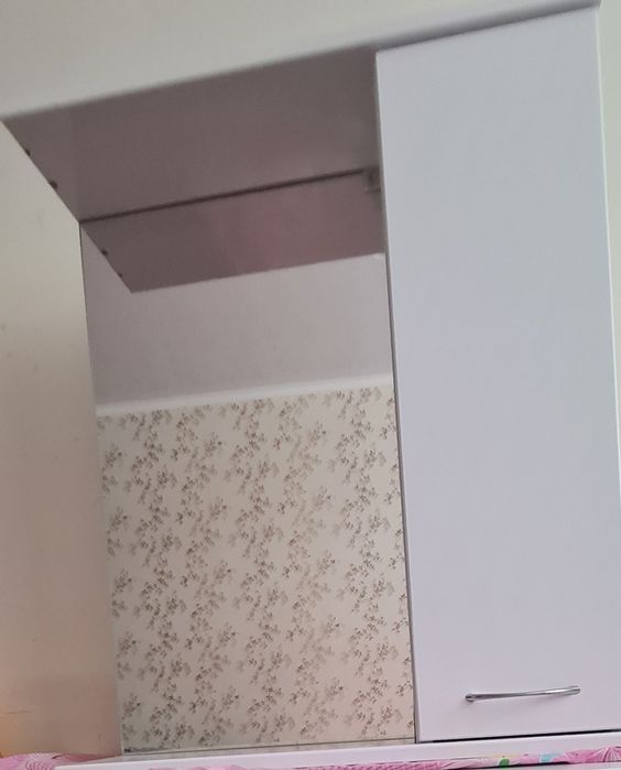 Навесной шкаф с зеркалом