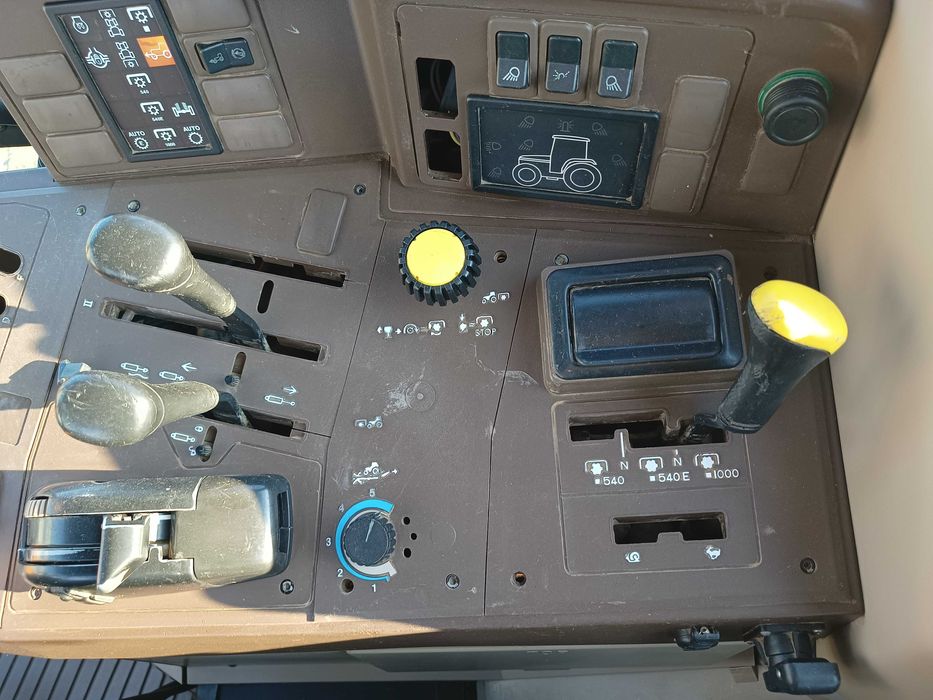 Tractor John Deere cu încărcător frontal