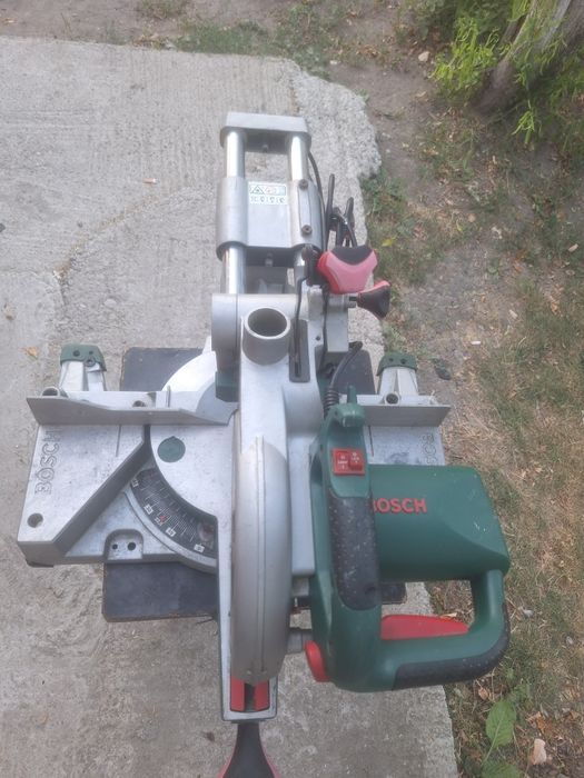 Circular staționar cu funcție de tracțiune (culisare) Bosch PCM 8 S