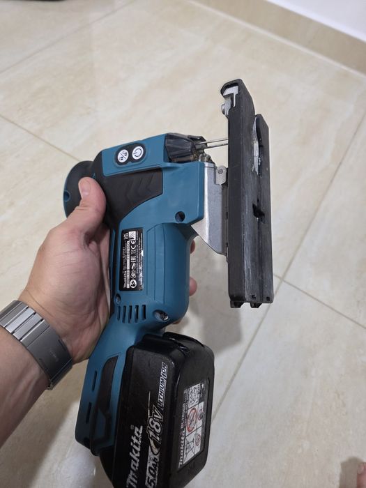 Fierastrau pendular Makita DJV 181