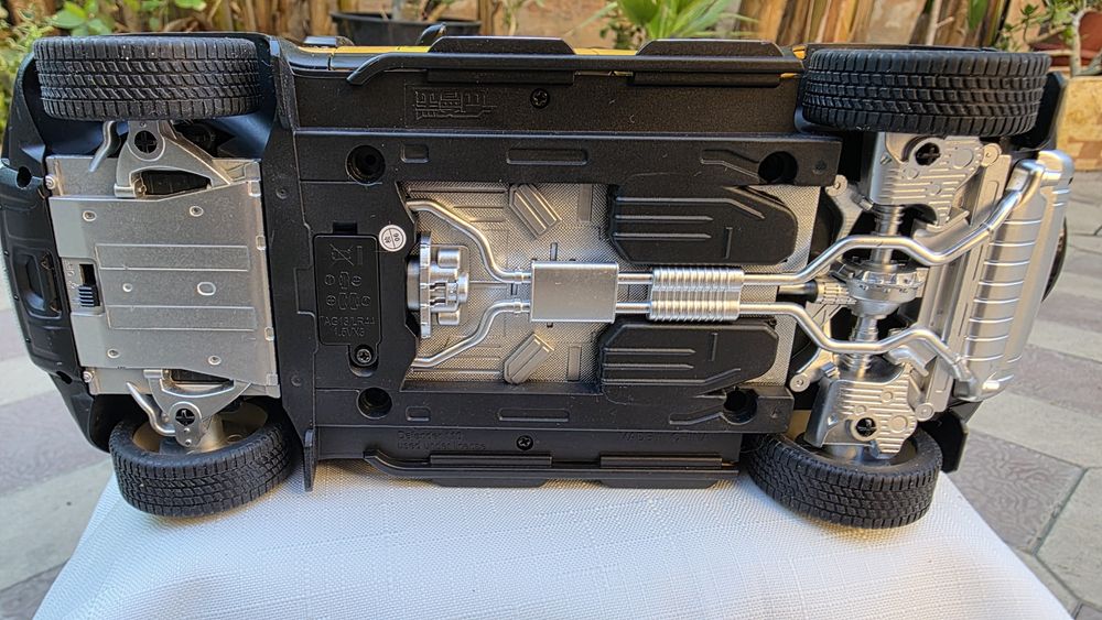 металлическая модель Land Rover Defender в масштабе 1:18