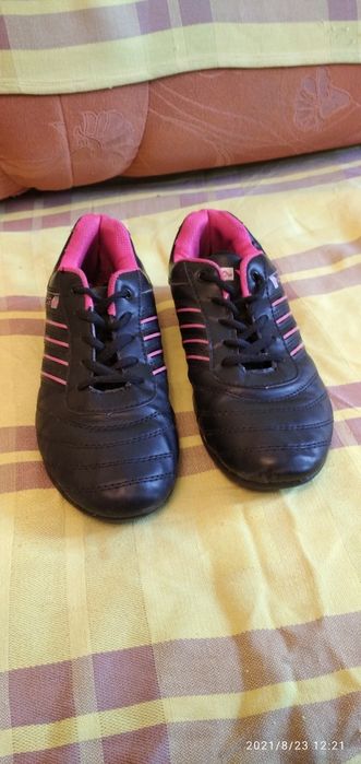 Продаю женские кроссовки.