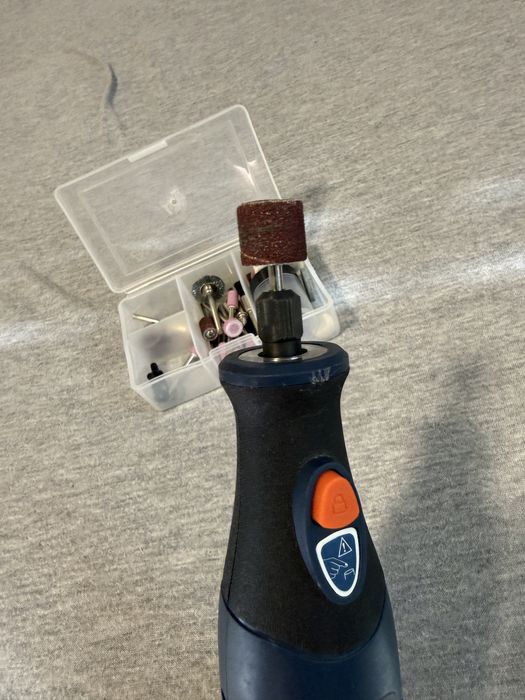 Freza electrica FERM cu accesorii.