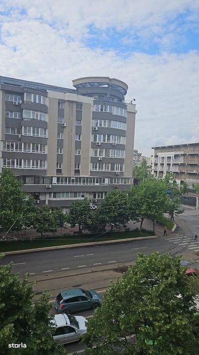 Spatiu amenajat pentru birouri. Bd. Coposu. Vedere stradala.