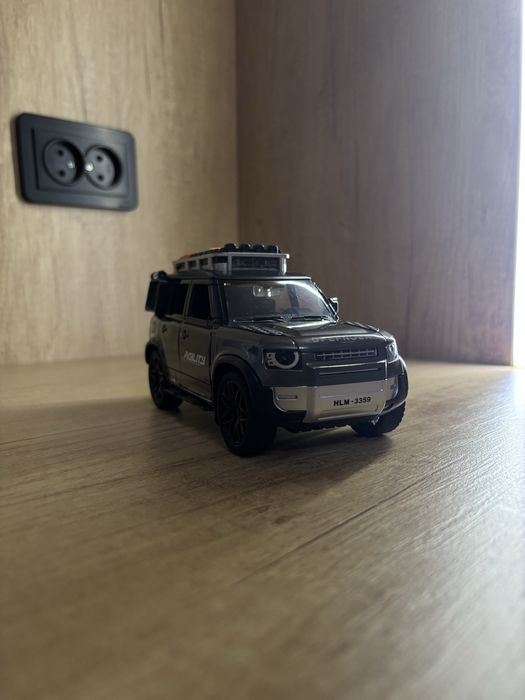 Железная машина , кнопки все работаю,есть музыка,купили 2 нед. назад!!