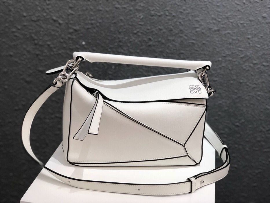LOEWE Futurist Cat Mini Puzzle Bag  Оригинална мини Puzzle чанта от LOEWE в лимитиран Futurist Cat дизайн