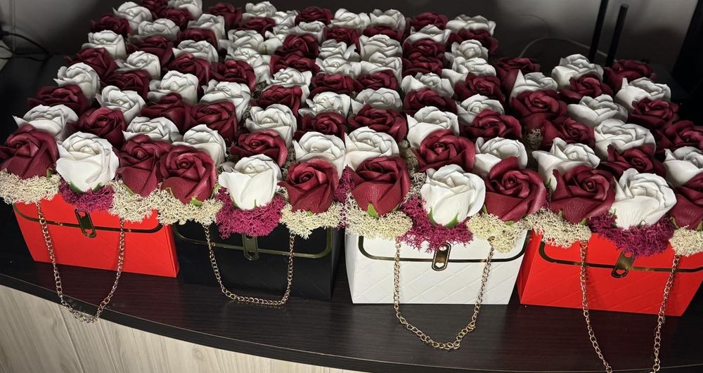 Чанти декорирани със сапунени рози и скандинавски мъх