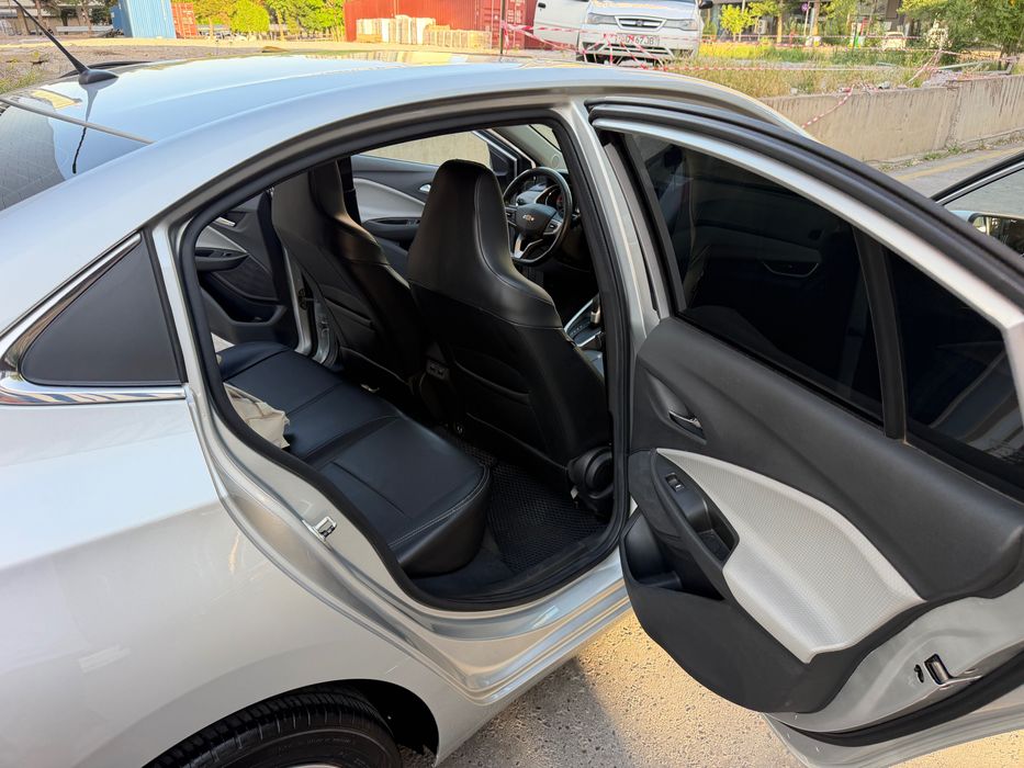 Chevrolet Onix Premier 2023 года.