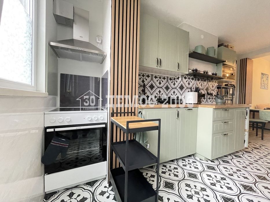 Дава се под наем Двустаен апартамент в Варна, ЖП Гара - 75 кв.м за 765 € - Снимка #1