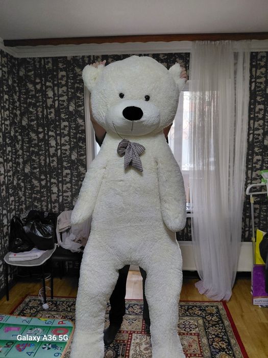 Большой плюшевый медведь