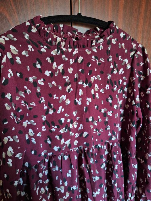 Bluză damă bordo cu imprimeu, mânecă lungă, volănaș guler, mărimea L