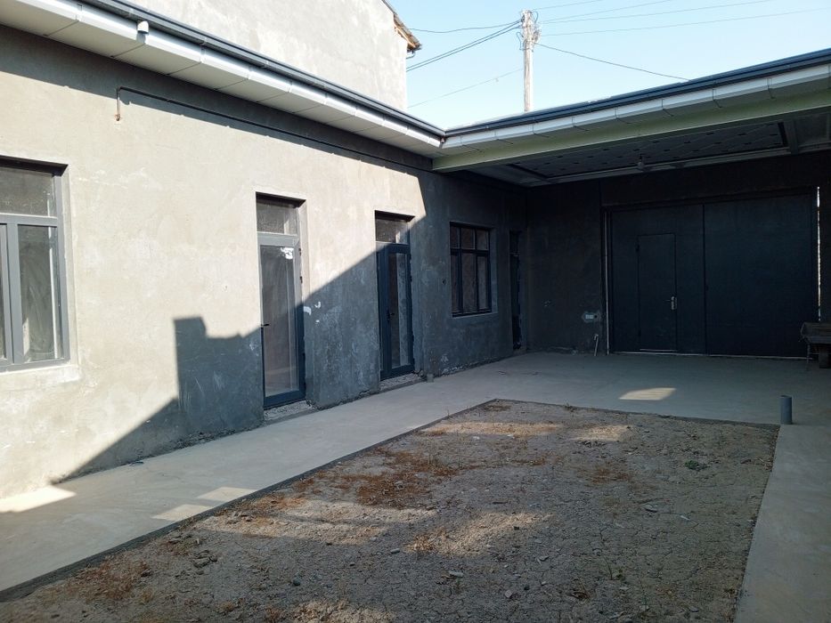 Hovli sotiladi uch qaxramon poʻstidan kirganda