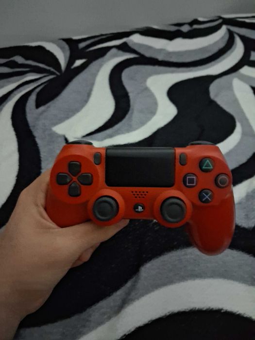 Vand ps 4  in stare buna