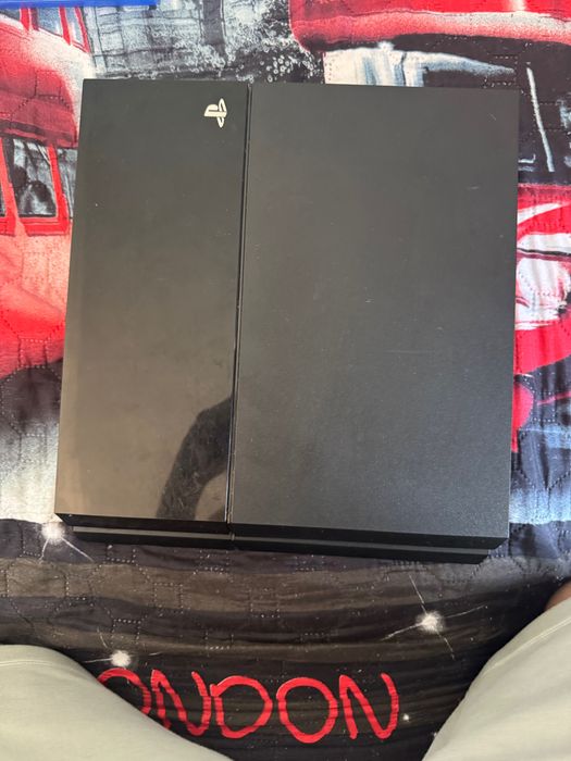 Ps 4 pro de vânzare negociabil 550 a avut recent o mentenanță funcționează perfect 500 gb stocare vine cu o maneta și 2 jocuri