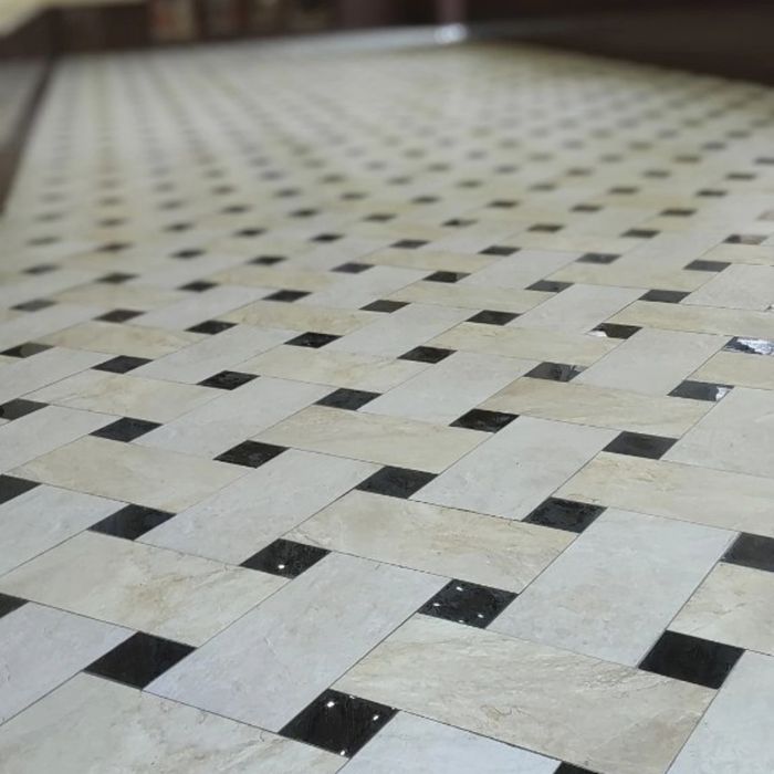 Профессиональный мастер по укладке плитки.