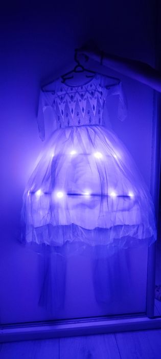 Светеща рокля на Елза с два подаръка светещ ластик и корона