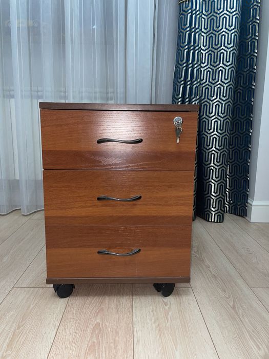 Стол и тумбочка на замке