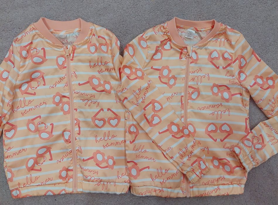 Дрехи за близначки, различни размери