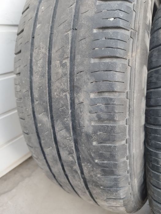 Vând 2 cauciucuri Hankook 215/65R16 vara